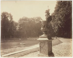 Versailles, Grand Trianon, (Loden vaas van Le Lorrain) door Jean Eugène Auguste Atget