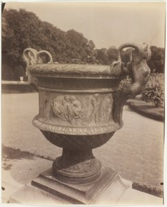 Versailles, vaas van Ballin door Jean Eugène Auguste Atget
