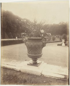 Versailles, vaas van Ballin door Jean Eugène Auguste Atget