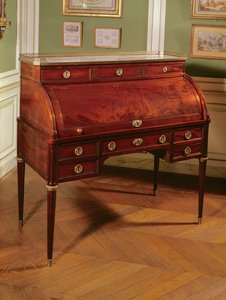 Louis XVI cilinder-top mahonie-fineer Bureau met verguld bronzen beslag, Carrara marmeren top geflankeerd door kandelaar (mahoniehout, marmer en verguld brons)