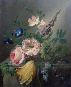 Stilleven van rozen, passiebloemen, een tulp en andere bloemen op een stenen richel