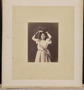 [Portret van een vrouw met krans]. door Jean Pierre Bertrand Eugène Pégot Ogier