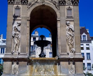 Architectuur: detail van de fontein van de Onschuldigen die de nimfen voorstelt. Ontworpen door architecten Jean Goujon, Augustin Pajou en Pierre Lescot. 1546-1549. Place Joachim du Bellay, Parijs.
