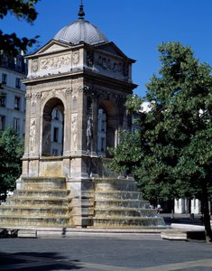 Architectuur: uitzicht op de fontein van de Onschuldigen. Ontworpen door architecten Jean Goujon, Augustin Pajou en Pierre Lescot. 1546-1549. Place Joachim du Bellay, Parijs.