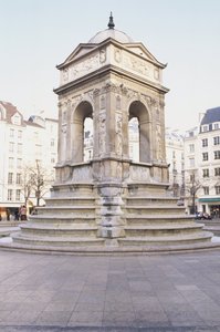 Parijs, Fontaine des Innocents, stenen fontein met trappen