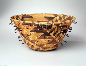 Meisjes Gedraaide Bruidsschat of Puberteitsmand, Pomo, Pinoleville, Californië