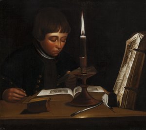 Jongen die leest bij kunstlicht