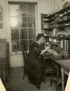 Beals in haar studio, ca. 1912-18 door Jessie Tarbox Beals