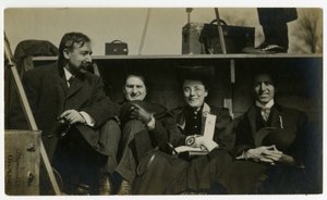 Beals op vakantie achter in een auto, c.1905-40
