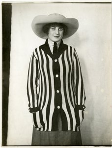 Blazer trui & vilten hoed, Forsythe, ca. 1905-18 door Jessie Tarbox Beals