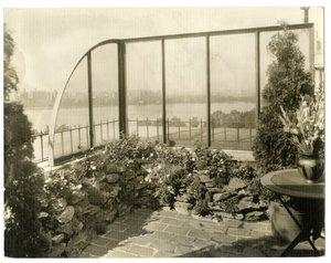 Tuin van Mevr. Regina Jais, c.1936-37 door Jessie Tarbox Beals