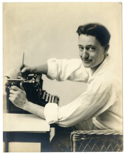 Henry Oyen aan de typemachine, c.1905-21 door Jessie Tarbox Beals