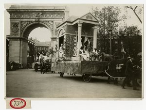 Historische Parade Koloniaal Huis Wagen Nr. 27 door Jessie Tarbox Beals