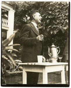 John W. Mitchell beroemde veilingmeester, Country Auction in Greenwich, Conn of Weston, Conn door Jessie Tarbox Beals