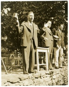 John W. Mitchell in Greenwich Conn of Weston, Conn De beroemde veilingmeester om te gaan met xx de foto door Jessie Tarbox Beals