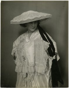 Jumble Bros?, Lingerie hoed en mof, ca. 1905-11 door Jessie Tarbox Beals