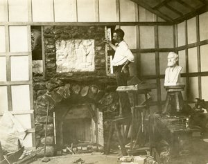 Karl Bitter (beeldhouwer) bouwt zelf zijn open haard, ca. 1905-15
