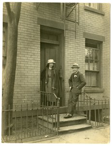 Mr Llewelyn Powys, auteur & zijn vrouw, ca. 1905-40 (gelatinezilver foto)