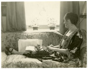 Mevrouw Emily Post, auteur van Etiquette, ca. 1926-28 door Jessie Tarbox Beals