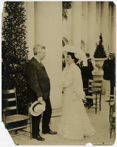 Mevrouw Norman Mack, Gouverneur Odell, St. Louis Expositie 1903 door Jessie Tarbox Beals