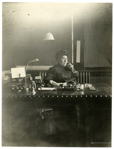 Mevrouw Chas Netcher uit Chicago, eigenaar van een van de grootste winkels The Boston Store daar Ze is nu weer getrouwd, vind haar naamsverandering Mollie Alpiner Netcher Newbury, ca. 1905-18 door Jessie Tarbox Beals