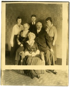 Oude dame is mevrouw Lyman James, zus van Marshall Field, ca. 1905-28