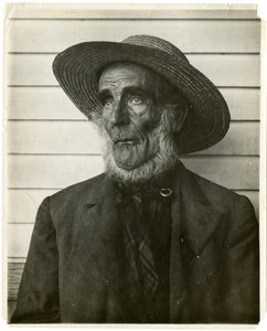 Oude man met strohoed, c.1905-40 door Jessie Tarbox Beals
