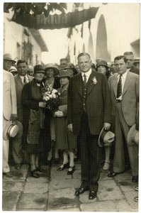 President Hoover - mevrouw Hoover met boeket, c.1928-32 door Jessie Tarbox Beals