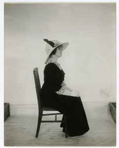 Juiste manier om in een stoel te zitten, c.1905-18 door Jessie Tarbox Beals