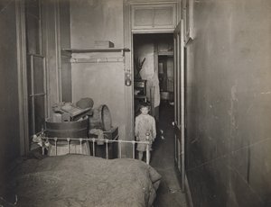 Zonder titel (Jongen in slaapkamer), ca. 1910 (gelatinezilverdruk)