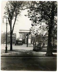 Washington Square North, New York, VS, ca. 1905-40 door Jessie Tarbox Beals