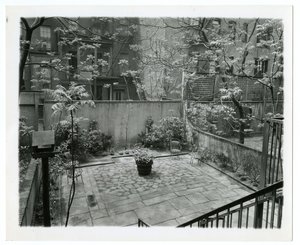 achter patio met vogelhuisje, New York, VS, ca. 1905-40 door Jessie Tarbox Beals