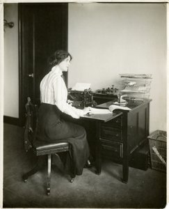 model met typemachine, ca. 1905-18 door Jessie Tarbox Beals