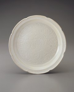 Schaal met bladrand en gesneden decoratie, Hebei-provincie
