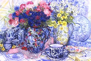 Korenbloemen met antieke kruiken en geprinte stoffen, 2012 door Joan Thewsey