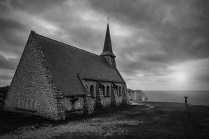 Indrukwekkende kapel aan de kust