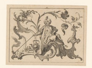 Pijprokende man met tulband gezeten op een rococo-ornament, naast hem een kan, een kop en schotel