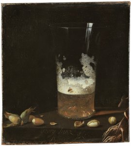 Stilleven met bierglas en noten