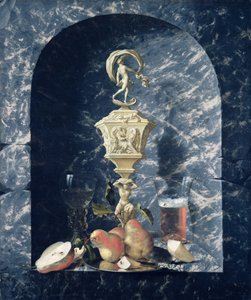 Stilleven met versierde bokaal, fruit en glazen in een stenen nis