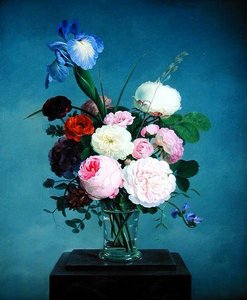 Rozen en een iris in een glazen vaas op een marmeren sokkel door Johannes Ludwig Camradt