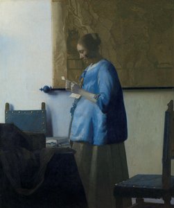 Vrouw in blauw die een brief leest