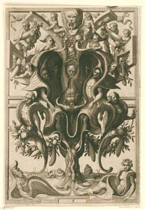 Schelpachtig ornament waarin figuren gevangen zitten