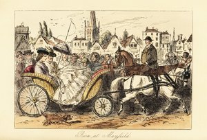 Engelse dame in crinolinen jurk met parasol rijdt met een ponykar door de drukke straten van een klein stadje