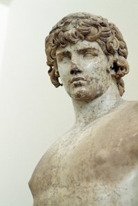 Antinous, Pariaans marmeren standbeeld, uit de tempel van Apollo in Delphi, Griekenland, Romeinse beschaving, 2e eeuw na Christus (detail)