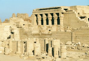 Egypte, Dandarah (Dendera), Tempel van Hathor door Walter Charles Mills