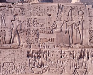 Egypte, Oud Thebe, Luxor, Karnak Tempelcomplex, Heiligdom van Amon-Re, Grote Hypostyle Hal, Noordmuur, Reliëf met oorlogsscènes van Seti I in Syrië en Palestina, detail met offers aan goden door Walter Charles Mills