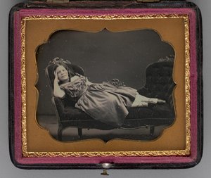 Zonder titel portret van een meisje liggend op een chaise longue door John Adams Whipple