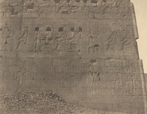 Edfu-sculpturen en inscripties op oosters gezicht,1854 (foto) door John Beasley Greene