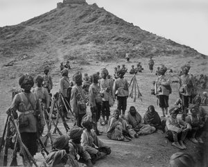 Stop van Gevangenen uit Bassaule met een Begeleiding van het 45e Inheemse Infanterie in de Khurd Khyber door John Burke
