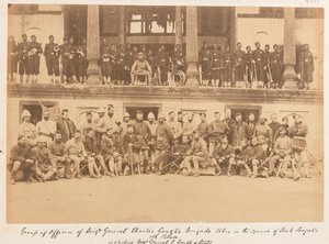Officieren en mannen van de brigade van brigadegeneraal Gough in het plein van het paleis van Shah Shujah, 1880 door John Burke